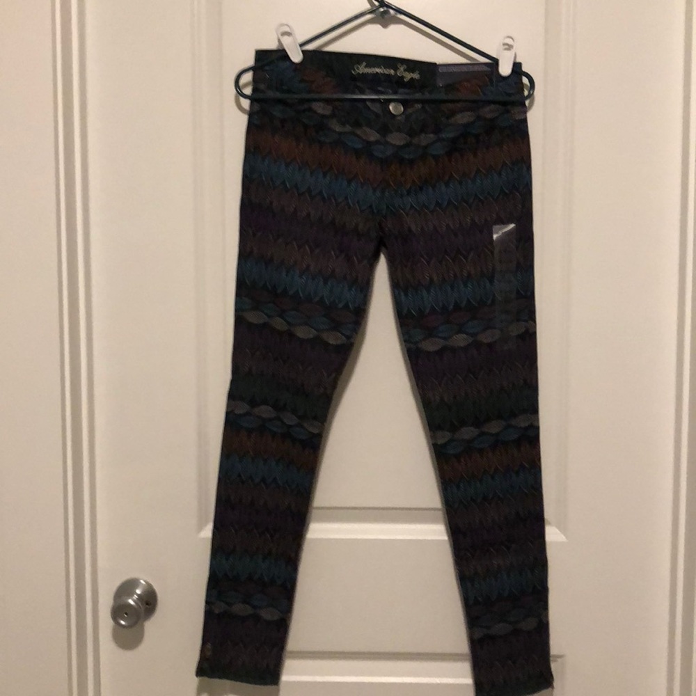 Jeggings with leave pattern.